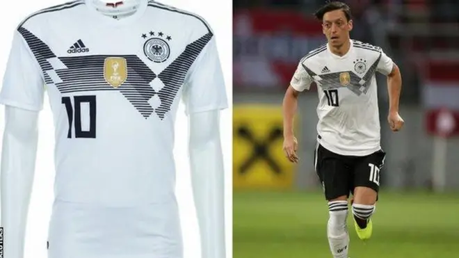 Juara bertahan Jerman menghidupknan kembali disain kostum - walau dengan warna berbeda - yang dikenakan saat mereka menjuarai Piala Dunia 1990