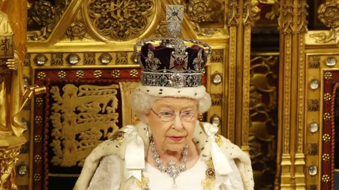 สมเด็จพระราชินีนาถฯทรงพระมหามงกุฎอิมพีเรียลสเตท ในพระราชพิธีเปิดการประชุมรัฐสภา เมื่อปี 2016