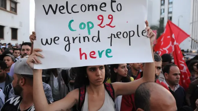 Sejumlah warga Maroko turun ke jalanan menyusul tewasnya Mouhcine Fikri karena diremukkan di dalam truk pengangkut sampah.