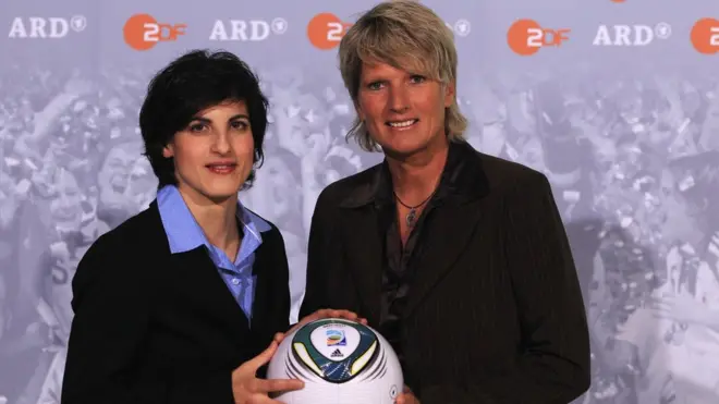 Claudia Neumann (D), la commentatrice de la chaine allemande ZDF en Russie, ici avec Riem Hussein (G) en 2011.