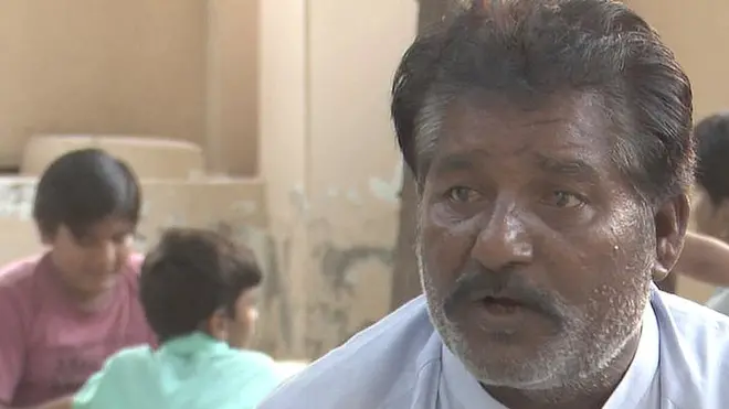 दरगाह का रोज़मर्रा का काम देखने वाले धारूमल लोगों को खाना खिलाते हैं, इफ्तार कराते हैं