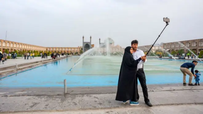 اتفاقات پس از اسفند به بیکاری گسترده‌ای در صنایع وابسته به گردشگری منجر شد که ممکن است مدتها ادامه یابد.