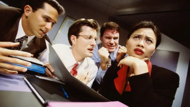 متحدثو الإنجليزية كلغة أم ربما يستخدمون في حديثهم مع غيرهم ممن لا تعد الإنجليزية لغتهم الأصلية مفردات واختصارات غريبة يكون من الصعب فهما