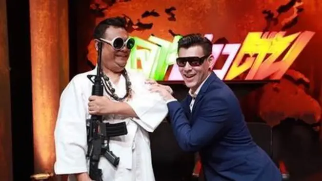 ณัฐพงศ์ เทียนดี หรือ "พ่อหมอ" พิธีกรร่วมกับ วิญญู (ขวา)