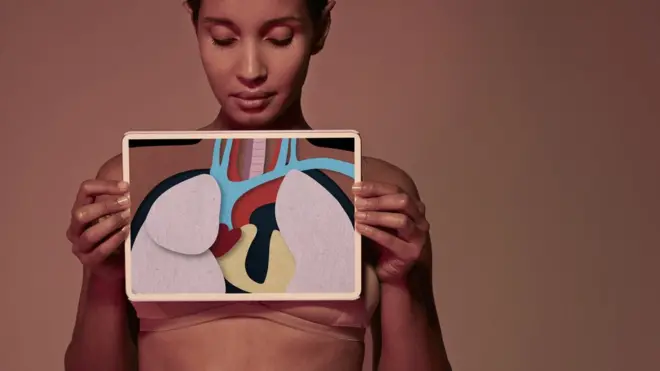 Femme tenant une pancarte avec des organes