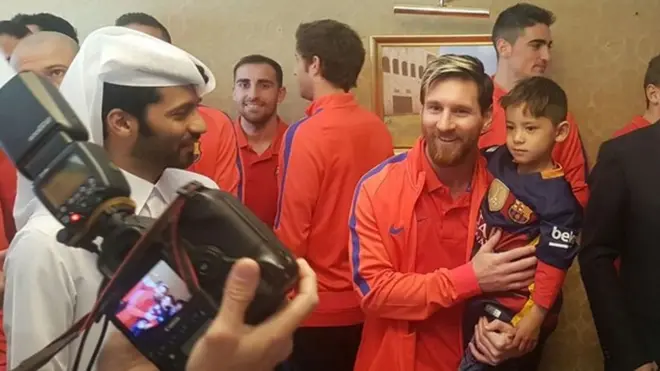6 yaşındaki Murtaza, Barcelona takımının kaptanı Leonel Messi'nin kucağında.