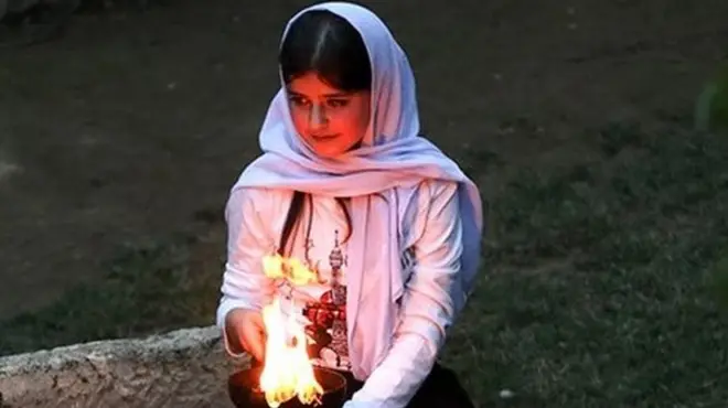 فتاة تشعل القنديل عند معبد لالش