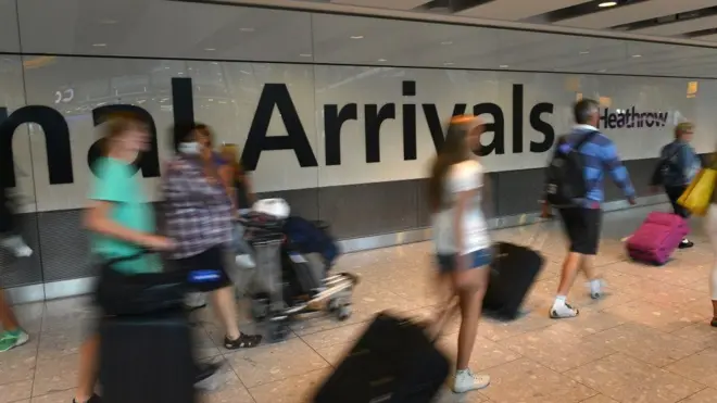مسافرون قادمون إلى المملكة المتحدة عبر مطار هيثرو