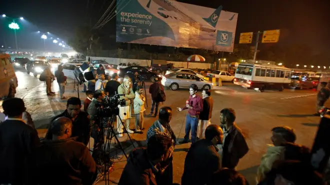 صحافی حضرات اپنے متعلقہ ٹی وی چینلز کو برابر فیڈ کررہے تھے