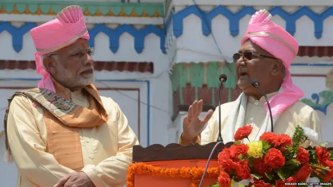 नेपाल की राजधानी काठमांडु से 200 किमी दूर जनकपुर में एक मंदिर का दौरा करने पहुंचे भारतीय प्रधानमंत्री नरेंद्र मोदी और नेपाली प्रधानमंत्री के पी ओली