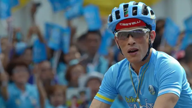 สมเด็จพระเจ้าอยู่หัวมหาวชิราลงกรณ บดินทรเทพยวรางกูร ทรงนำพสกนิกรในขบวนจักรยาน "ไบค์ฟอร์มัม" เมื่อวันที่ 16 สิงหาคม 2558