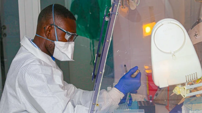 Scientist dey for lab