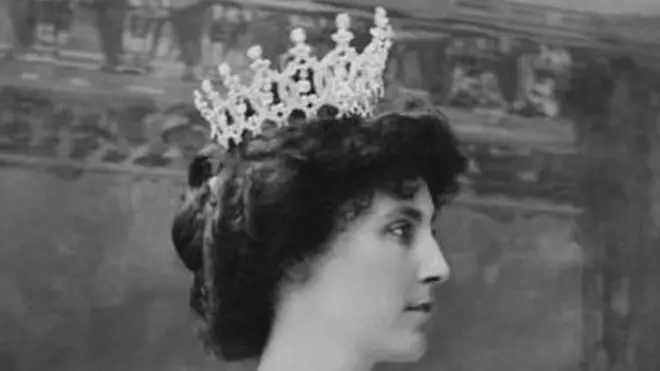 شهرادګۍ وینفریډ له غلا شوي تاج سره یوه پخواني انځور کې