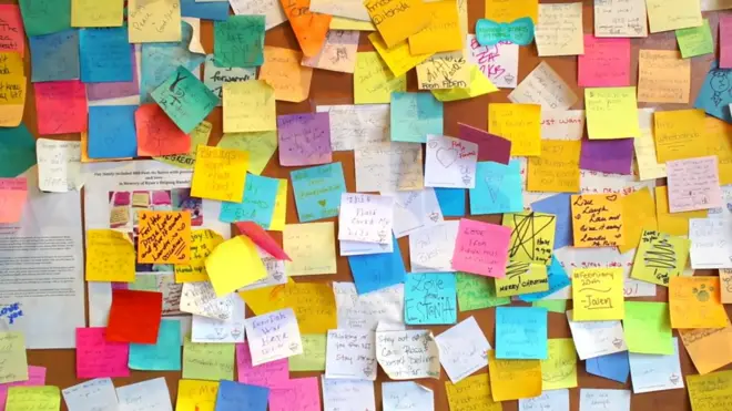 Papelitos y rebanadas de pizza contra el hambre.