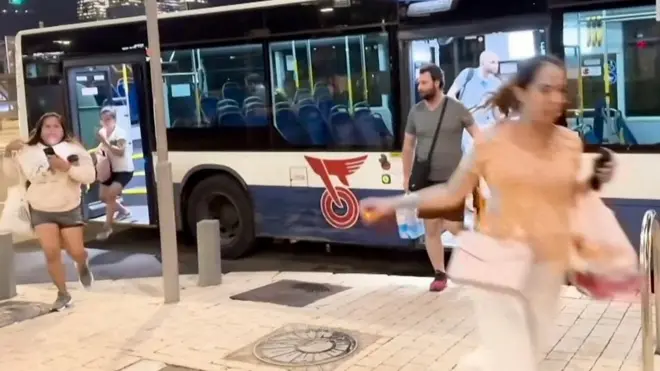 Raia wa Israel katika mji mkuu wa Tel Aviv walionekana wakikimbilia hifadhi baada ya ving'ora vya onyo kusikika.