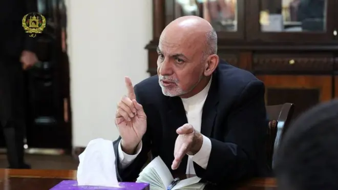 آقای غنی کار وزارت معادن را قناعت بخش ندانسته و گفته که درآمد ۲۸ میلیون افغانیگی در سال کافی نیست