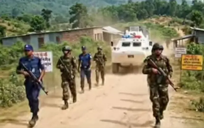 যৌথ বাহিনীর সদস্যদের এভাবে এলাকায় প্রবেশ করতে দেখা যায়