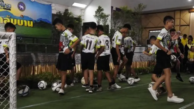 غار سے نکلنے کے بعد ہسپتال میں کچھ دن گزار کر یہ بچے اپنے کھیل کے لباس میں پریس کانفنرس کے لیے آئے