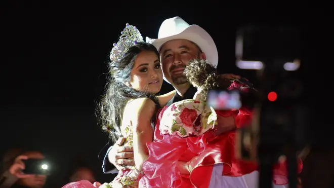 Rubí baila con su padre, Crescencio Ibarra, en su fiesta quinceañera.