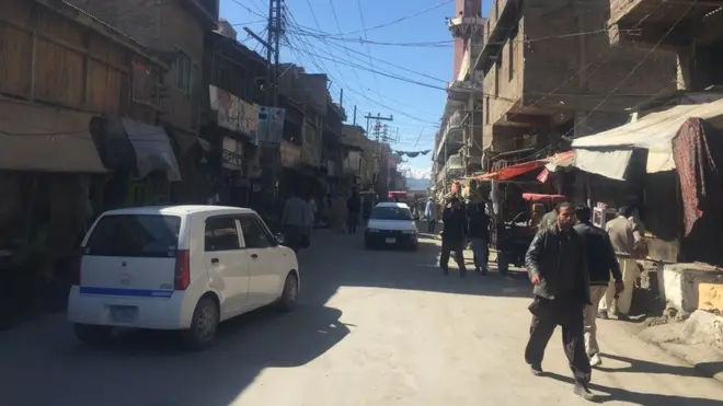 مقامی صحافی کے مطابق آئے روز کوئی نہ کوئی دھمکی ملتی ہے جو علاقے کے مکینوں میں خوف کو بڑھا دیتی ہے