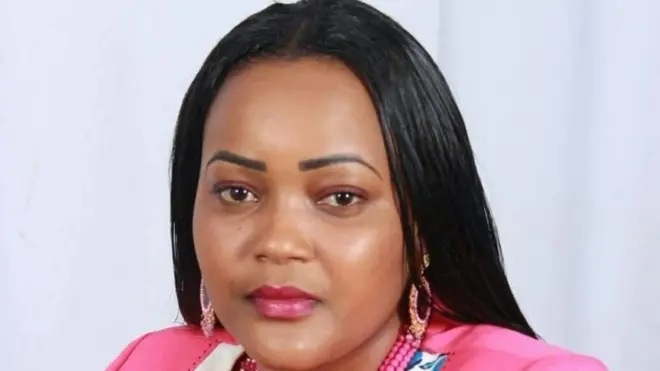 Mwanamke huyu anasema kuwa alikuwa akivuta sigara shuleni wakati walipokuwa nje ya darasa.