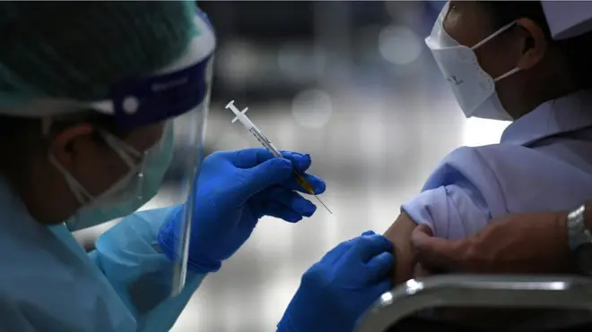 บุคลากรทางการแพทย์ได้รับวัคซีนไฟเซอร์ที่ได้รับบริจาคมาจากสหรัฐอเมริกา และถูกจัดสรรโดยกรมควบคุมโรค