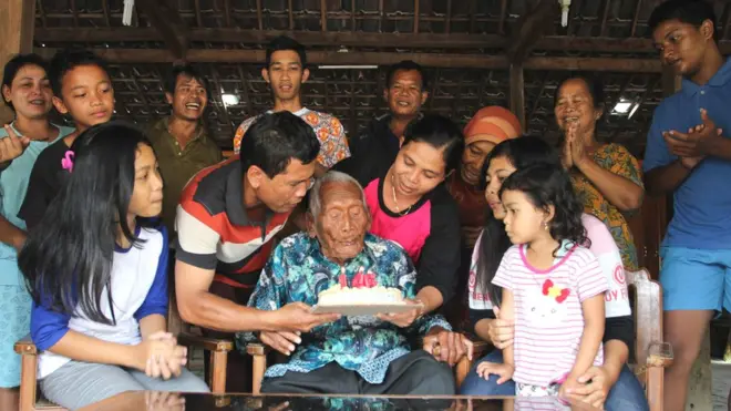 Mbah Gotho meniup lilin pada kue ulang tahun bersama kerabat dan tetangga, pada 31 Desember 2016