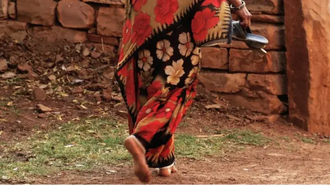 చెప్పులు తీసి చేతిలో పట్టుకొని