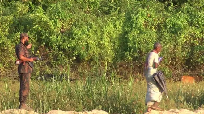 Myanmanın Raxin bölgəsində yaşayan rohinca müsəlmanları onlara qarşı törədilən zorakılığın şiddətlənməsi ardınca qonşu Banqladeşə qaçmağa cəhd edirlər. Lakin bir çox adam hələ də