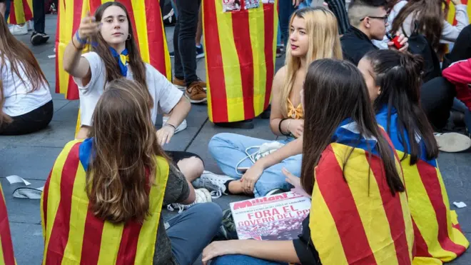 Pro-independence Catalan students, 26 Oct 17