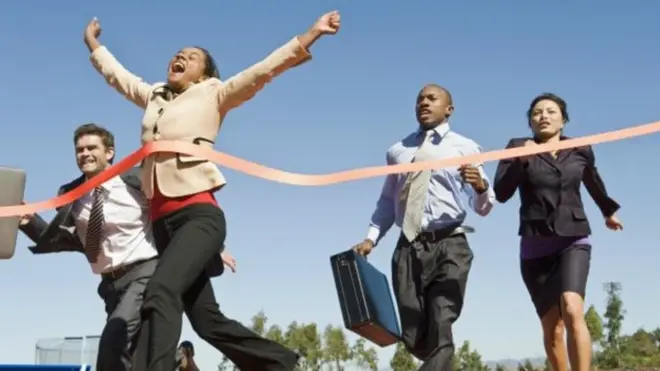 Люди уходят с работы