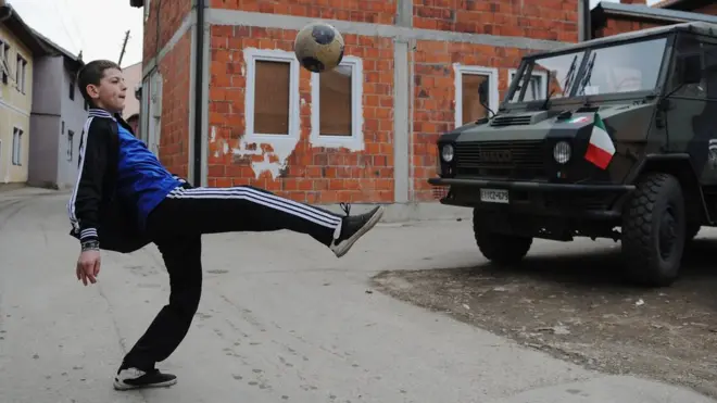 Dečak igra fudbal u Kosovskoj Mitrovici