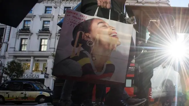 متسوقون في الشوارع