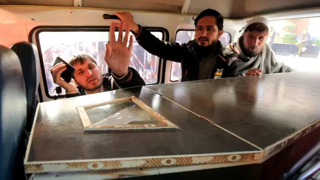 peti jenazah korban ledakan di peshawar