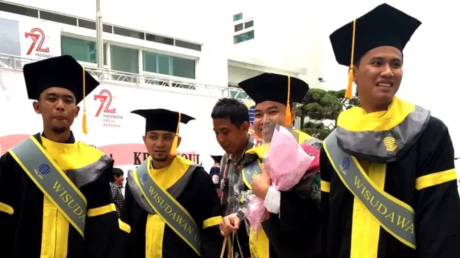 Tenaga Kerja Indonesia yang diwisuda di Korea Selatan. Waras, kedua dari kiri. Foto: Dokumentasi Aji Surya