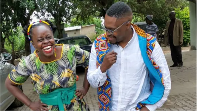 موفومبي وشريكها كلاهما في علاقة متعددة الأزواج