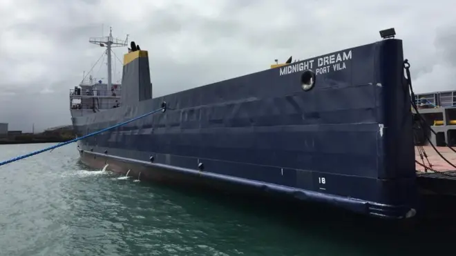 El barco Midnight Dream, en español Sueño de Medianoche, navega con bandera de Vanuatu, un país de Oceanía.