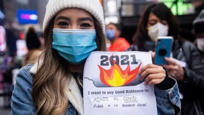 Девушка в маске