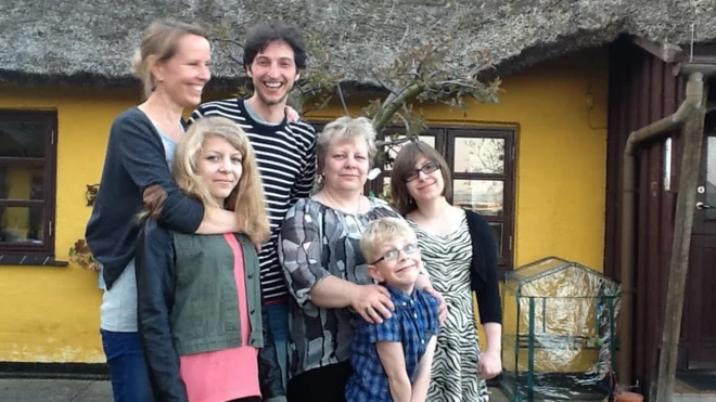 خانوداه پارسایی در بازدید چند ماه پیش با خانم معلم و همسرش که در یک روستا و به سبک شرقی زندگی می‌کنند