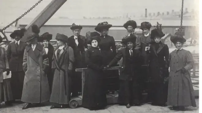 میبل بنت، در عکسی از عرشه کشتی اس‌اس لپ‌لند دیده می‌شود که خدمه نجات یافته تایتانیک را به ساحل بریتانیا باز گرداند (نفر سوم از سمت چپ در ردیف عقب)