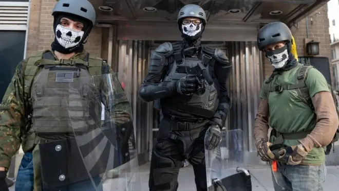 گروه‌های شبه‌نظامی در "راهپیمایی میلیونی ماگا" (ماگا:‌ مخفف شعار بیاید عظمت را دوباره به آمریکا برگردانیم) در نوامبر ۲۰۲۰ حضور داشتند