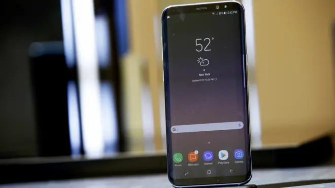 在纽约市展示的三星Galaxy S8手机（29/3/2017）