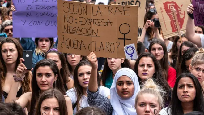 mujer musulmana feminista en una protesta