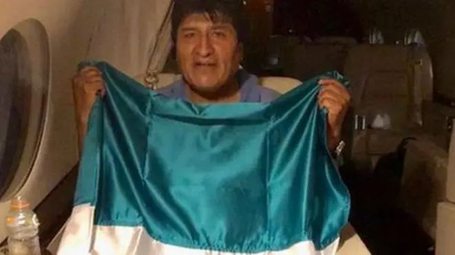 El canciller de México, Marcelo Ebrard, divulgó esta imagen de Evo Morales a bordo del avión en el que se fue de Bolivia.