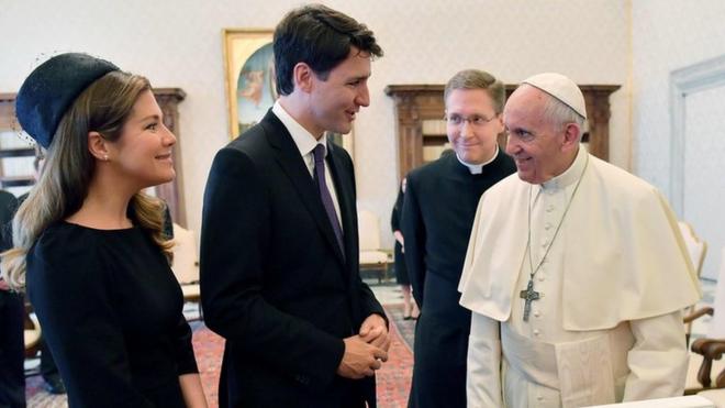 Justin Trudeau (centro) con el papa Francisco (derecha y su esposa Sophie Gregoire-Trudeau.