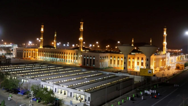 ผู้แสวงบุญเดินทางมาถึงมัสยิดนามีราที่ทุ่งอาราฟัต