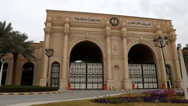 رويترز نقلت عن مسؤول سعودي قوله إن فندق ريتز-كارلتون لم يعد به أي محتجز