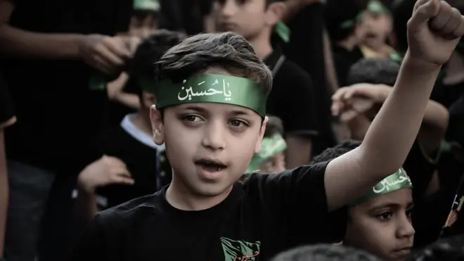 طفل يشارك في اربعينية الحسين