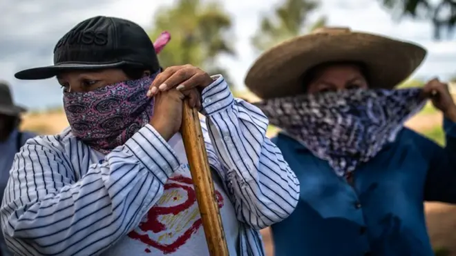 Juana Escalante, izquierda, busca a su hijo de 28 años.