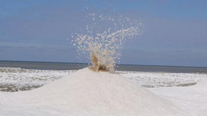 "ภูเขาไฟน้ำแข็ง" ไม่พ่นเถ้าถ่านและลาวา แต่ปะทุเป็นเกล็ดน้ำแข็งที่มีความเหลวคล้ายน้ำปั่นแทน